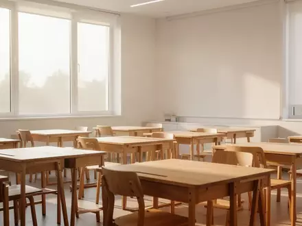 Ein heller, moderner Klassenraum mit Holztischen und Stühlen bei natürlichem Tageslicht. - Foto: über boerse-global.de