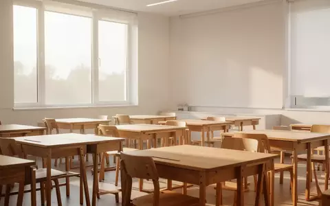 Ein heller, moderner Klassenraum mit Holztischen und Stühlen bei natürlichem Tageslicht. - Foto: über boerse-global.de