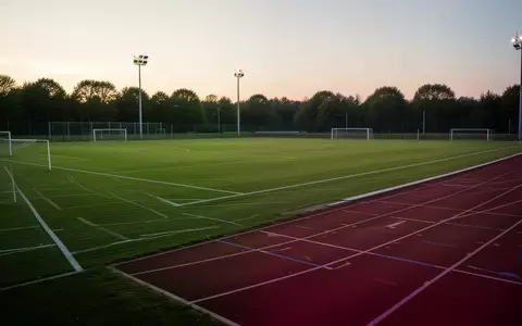 Ein leerer Sportplatz mit Laufbahn in der Abenddämmerung. - Foto: über boerse-global.de