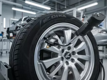 Ein technischer Sensor an einer Autoreifenfelge in einer modernen Werkstatt. - Foto: über boerse-global.de