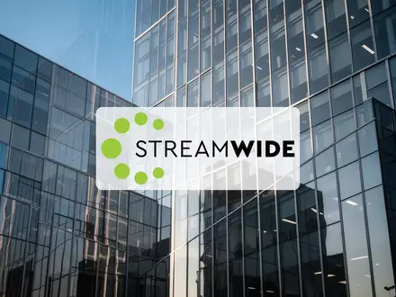 Moderne Glasfassade eines Bürogebäudes als Symbol für internationale Unternehmensentwicklung und Marktexpansion. - Foto: über boerse-global.de