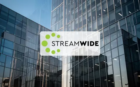 Moderne Glasfassade eines Bürogebäudes als Symbol für internationale Unternehmensentwicklung und Marktexpansion. - Foto: über boerse-global.de
