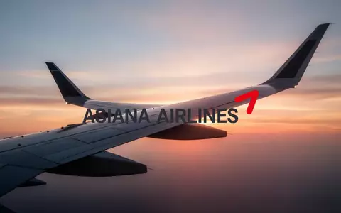 Moderne Flugzeugtragfläche vor einem leuchtenden Sonnenuntergang am Himmel als Symbol für Konnektivität in der Luft. - Foto: über boerse-global.de