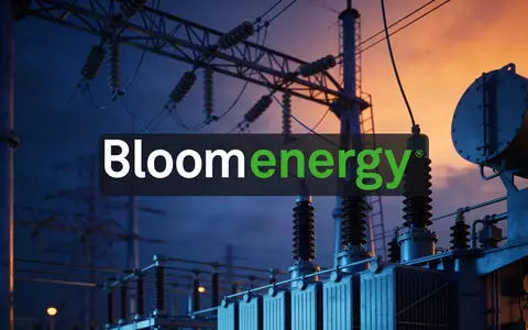 Moderne Hochspannungstransformatoren in einer Industrieanlage bei Dämmerung als Symbol für die Energieinfrastruktur. - Foto: über boerse-global.de