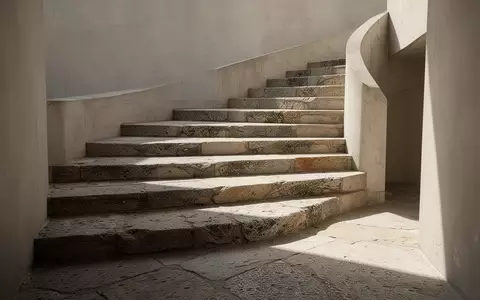 Eine steinerne Treppe in einer minimalistischen Architektur, die das Thema der mechanischen Gelenkbelastung symbolisiert. - Foto: über boerse-global.de