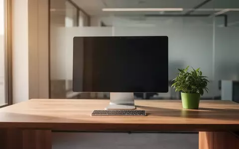 Ein minimalistischer, aufgeräumter Arbeitsplatz mit einem leeren Schreibtisch in einem hellen, ruhigen Raum. - Foto: über boerse-global.de