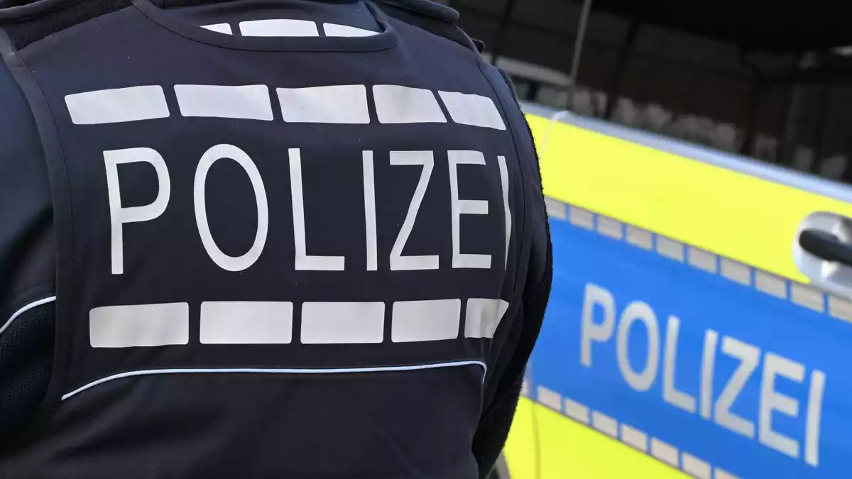Die Suche nach zwei Tatverdächtigen läuft. (Symbolbild)  - Bild: Bernd Weißbrod/dpa