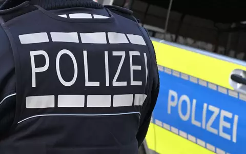 Die Suche nach zwei Tatverdächtigen läuft. (Symbolbild)  - Foto: Bernd Weißbrod/dpa