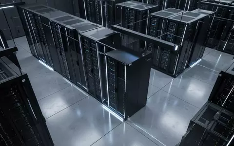 Ein steriler, modern eingerichteter Serverraum mit dunklen Rack-Systemen in einer kühlen, professionellen Lichtstimmung. - Foto: über boerse-global.de