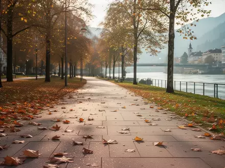 Ein sauberer Parkweg in einer herbstlichen Stadtlandschaft mit gefallenen Blättern im weichen Nachmittagslicht. - Foto: über boerse-global.de