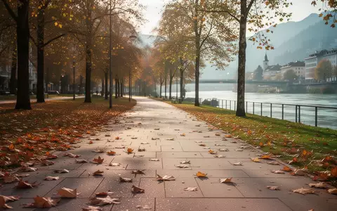 Ein sauberer Parkweg in einer herbstlichen Stadtlandschaft mit gefallenen Blättern im weichen Nachmittagslicht. - Foto: über boerse-global.de