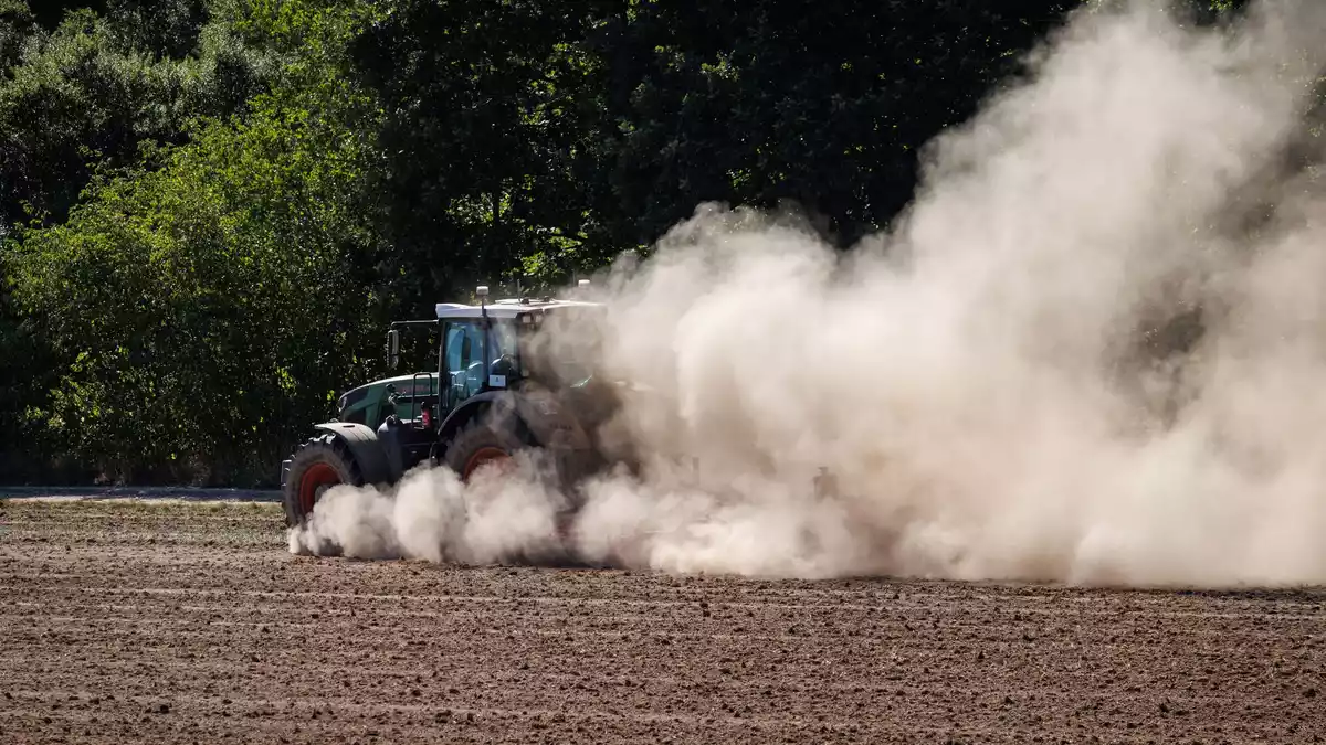 Der Schutz der Böden als Speicher für Trinkwasser ist den kommunalen Wasserversorgern und den Bio-Bauern in Bayern ein Anliegen. (Archivbild)  - Bild: Daniel Karmann/dpa