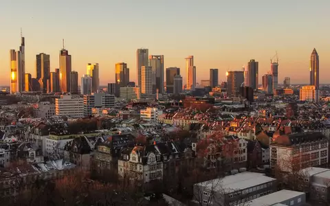 Das Risiko für eine Immobilienblase in Frankfurt ist Schweizer Bank UBS zufolge moderat (Archivbild). - Foto: Boris Roessler/dpa