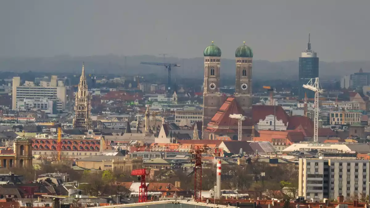 In München gibt es nach Einschätzung der UBS kein akutes Risiko mehr für eine Immobilienblase - anders als 2022 (Archivfoto). - Bild: Peter Kneffel/dpa