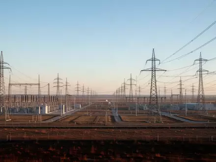 Weitläufiges Industriegelände mit Stromleitungen und Infrastruktur für ein Energieprojekt bei Tageslicht. - Foto: über boerse-global.de