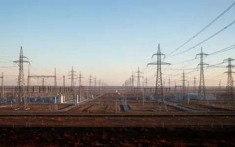 Weitläufiges Industriegelände mit Stromleitungen und Infrastruktur für ein Energieprojekt bei Tageslicht. - Foto: über boerse-global.de