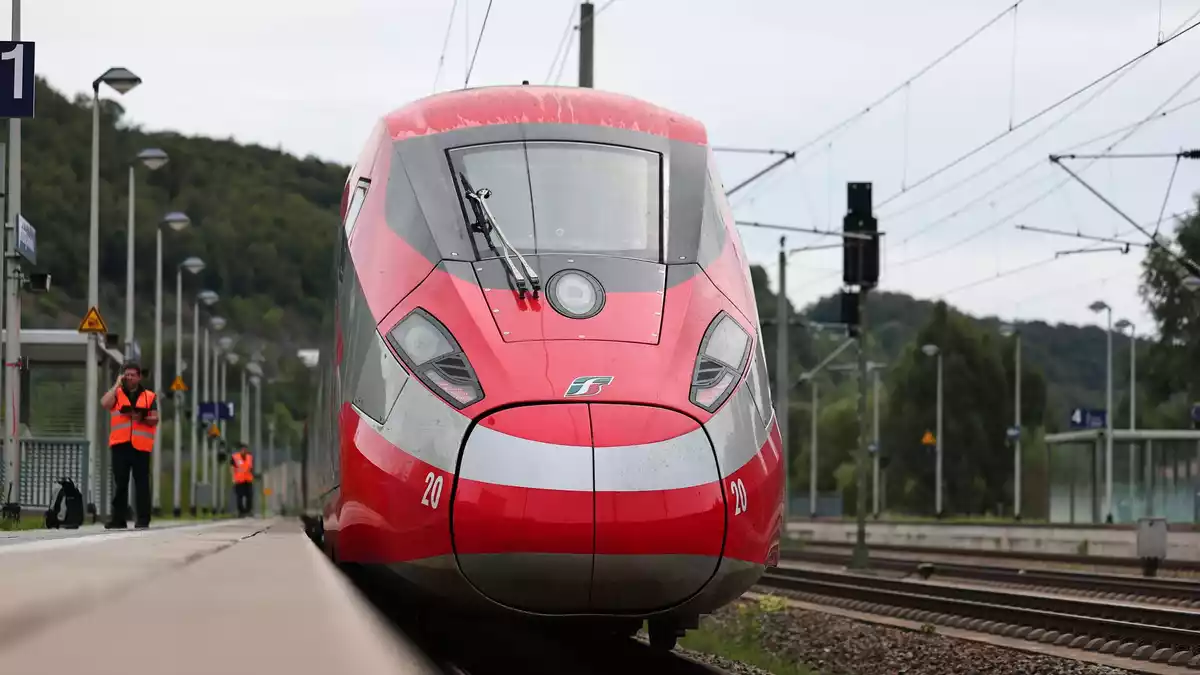 Die EU-Kommssion will Bahnreisen quer durch Europa einfacher machen. (Archivbild) - Bild: Daniel Karmann/dpa
