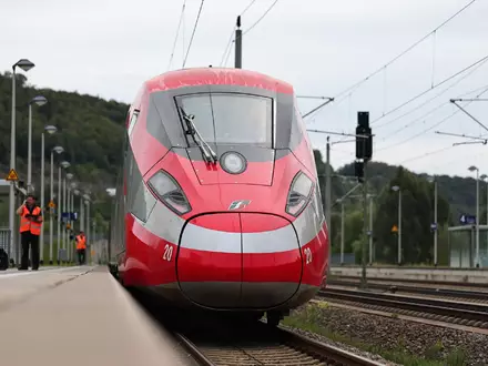 Die EU-Kommssion will Bahnreisen quer durch Europa einfacher machen. (Archivbild) - Foto: Daniel Karmann/dpa