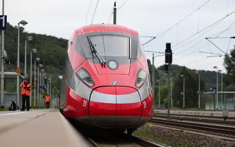 Die EU-Kommssion will Bahnreisen quer durch Europa einfacher machen. (Archivbild) - Foto: Daniel Karmann/dpa