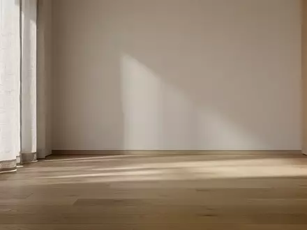 Ein heller, minimalistischer Wohnraum mit natürlichem Lichteinfall und klaren architektonischen Linien. - Foto: über boerse-global.de
