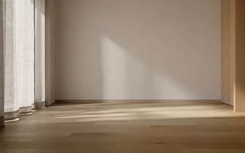 Ein heller, minimalistischer Wohnraum mit natürlichem Lichteinfall und klaren architektonischen Linien. - Foto: über boerse-global.de