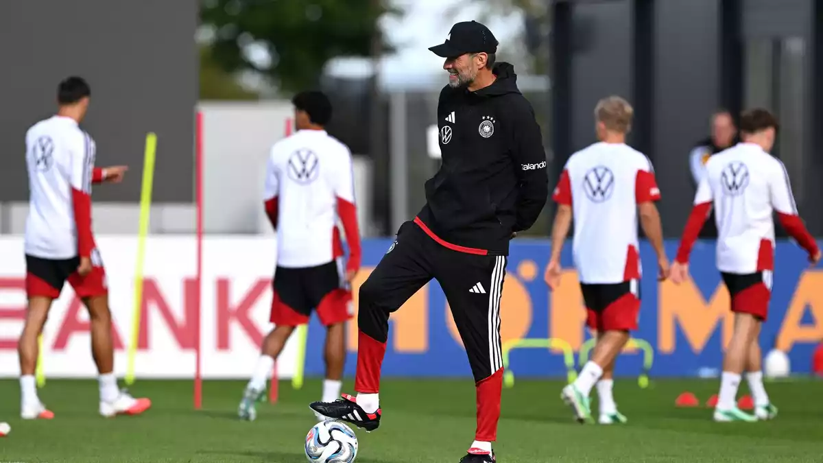 Jürgen Klopp beobachtet den Trainingsstart der Fußball-Nationalmannschaft.  - Bild: Federico Gambarini/dpa