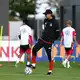 Jürgen Klopp beobachtet den Trainingsstart der Fußball-Nationalmannschaft.  - Bild: Federico Gambarini/dpa