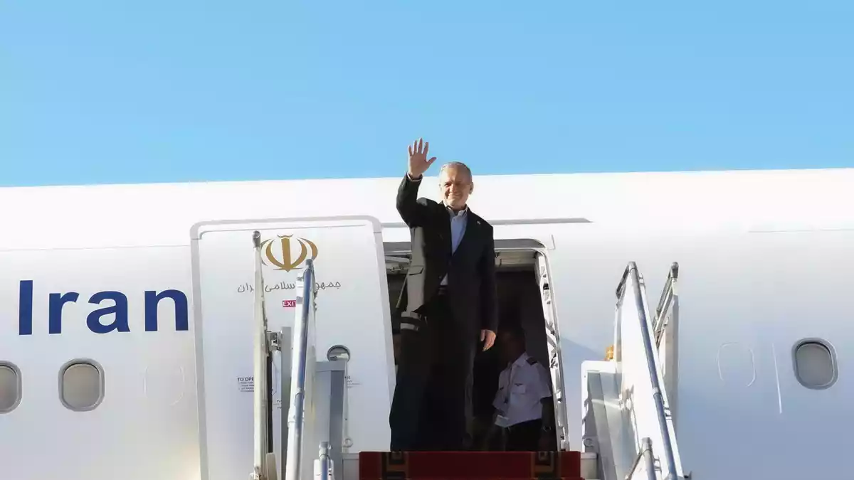 Der iranische Präsident Massud Peseschkian vor seinem Abflug zur UN-Vollversammlung in New York. - Bild: Uncredited/Iranian Presidency Office/AP/dpa