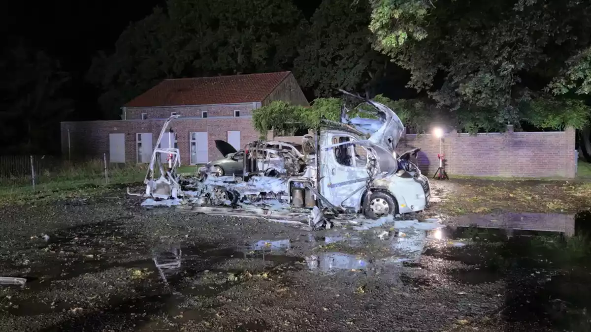FFW Schiffdorf: Mehrere Fahrzeuge brennen lichterloh auf Friedhofsparkplatz - Bild: presseportal.de