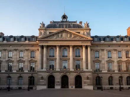 Fassade eines historischen französischen Regierungsgebäudes in klassizistischem Baustil bei hellem Tageslicht. - Foto: über boerse-global.de