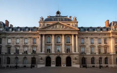 Fassade eines historischen französischen Regierungsgebäudes in klassizistischem Baustil bei hellem Tageslicht. - Foto: über boerse-global.de