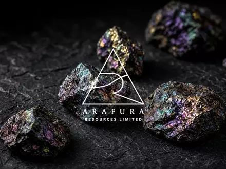 Nahaufnahme von glänzenden Seltenerdmineralien auf einem dunklen Untergrund bei atmosphärischer Beleuchtung. - Foto: über boerse-global.de