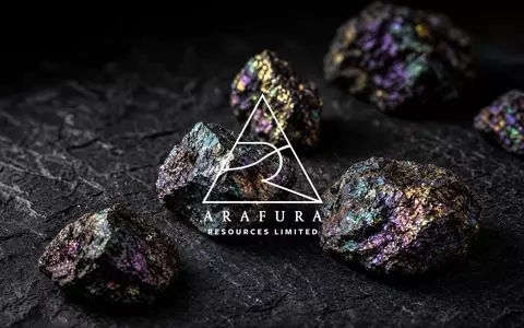 Nahaufnahme von glänzenden Seltenerdmineralien auf einem dunklen Untergrund bei atmosphärischer Beleuchtung. - Foto: über boerse-global.de