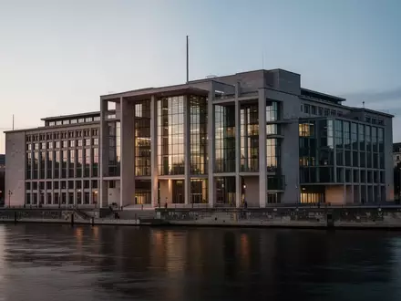 Die nächtliche Fassade des Bundeskanzleramts in Berlin bei Dämmerung. - Foto: über boerse-global.de