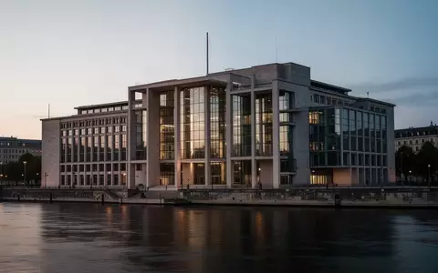 Die nächtliche Fassade des Bundeskanzleramts in Berlin bei Dämmerung. - Foto: über boerse-global.de