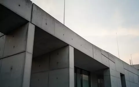 Architektonisches Detail eines modernen Verwaltungsgebäudes vor einem klaren Himmel. - Foto: über boerse-global.de