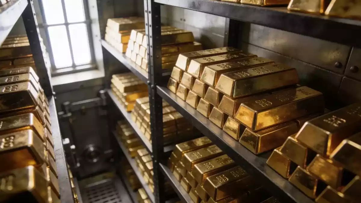Gold Holds Near Highs as Central Banks and ETFs Keep Buying