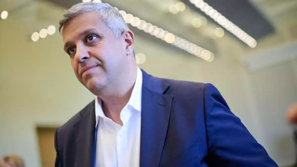 SPD-Fraktionschef Raed Saleh hat die SPD-Abgeordneten über seine Entscheidung informiert.   - Bild: Sebastian Gollnow/dpa