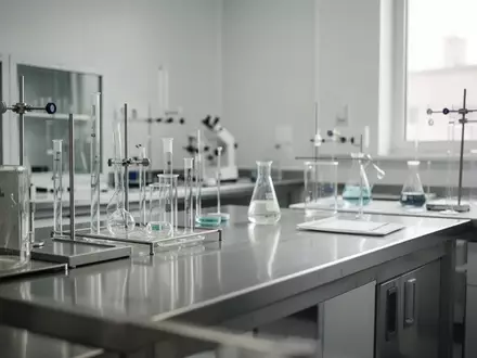 Steriles, minimalistisches Laborumfeld mit Edelstahloberflächen und Glasausrüstung in natürlichem Licht. - Foto: über boerse-global.de