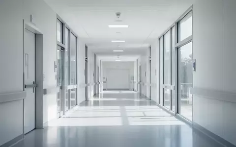 Ein heller, moderner Krankenhausflur mit weißen Wänden und natürlichem Lichteinfall ohne Personen. - Foto: über boerse-global.de