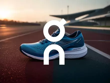 Hochwertiger Sportschuh auf einer modernen Laufbahn bei Dämmerung, symbolisiert den Sportartikelmarkt. - Foto: über boerse-global.de