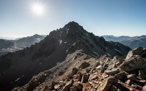Eine raue, sonnige Gebirgslandschaft in extremer Höhe unter klarem Himmel. - Foto: über boerse-global.de