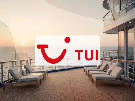 Modernes Kreuzfahrtschiff auf ruhigem Meer bei Sonnenuntergang als Symbol für Tourismus und Reisebranche. - Foto: über boerse-global.de