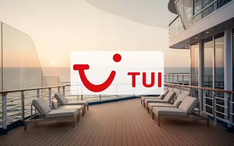 Modernes Kreuzfahrtschiff auf ruhigem Meer bei Sonnenuntergang als Symbol für Tourismus und Reisebranche. - Foto: über boerse-global.de
