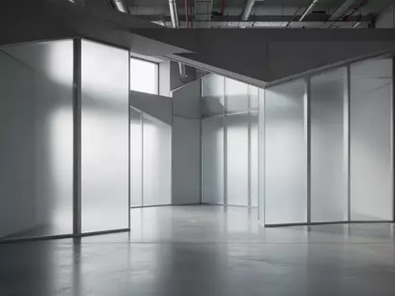 Ein minimalistischer, moderner Innenraum mit klaren geometrischen Linien und diffusem Tageslicht, der eine sichere und strukturierte Umgebung symbolisiert. - Foto: über boerse-global.de