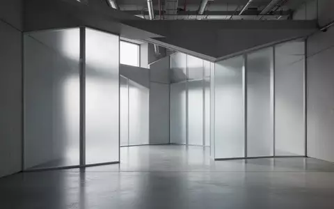 Ein minimalistischer, moderner Innenraum mit klaren geometrischen Linien und diffusem Tageslicht, der eine sichere und strukturierte Umgebung symbolisiert. - Foto: über boerse-global.de