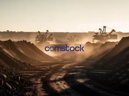Industrielles Bergbaugelände bei Sonnenuntergang mit Fokus auf Erdboden und atmosphärischer Beleuchtung. - Foto: über boerse-global.de