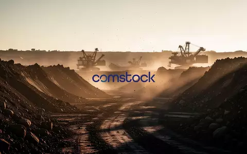 Industrielles Bergbaugelände bei Sonnenuntergang mit Fokus auf Erdboden und atmosphärischer Beleuchtung. - Foto: über boerse-global.de