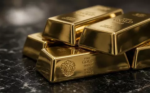 Gestapelte Goldbarren auf einer dunklen Oberfläche bei natürlichem Lichteinfall. - Foto: über boerse-global.de