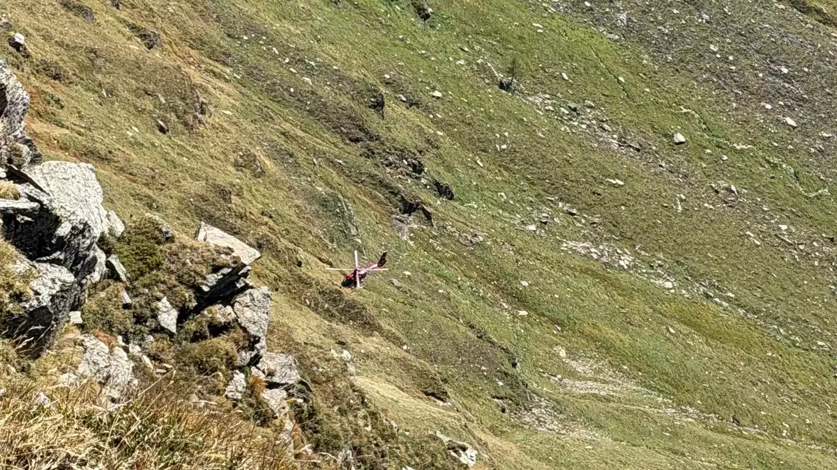 Der Tote wurde mit einem Hubschrauber nach unten geflogen. - Bild: Italienische Bergwacht/dpa